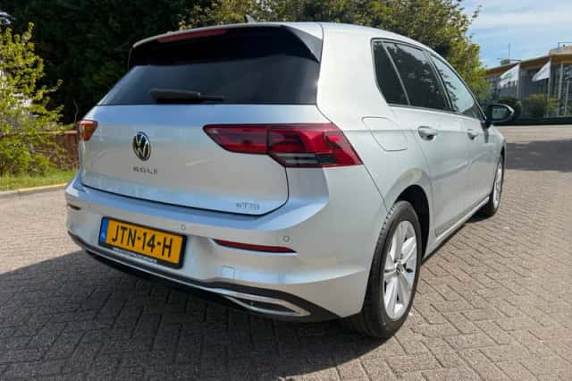 Volkswagen Golf (2023) thumbnail 2