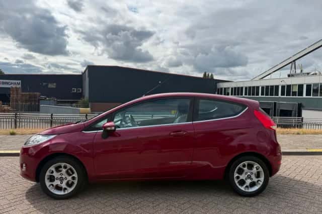 Ford Fiesta (2011) thumbnail 4