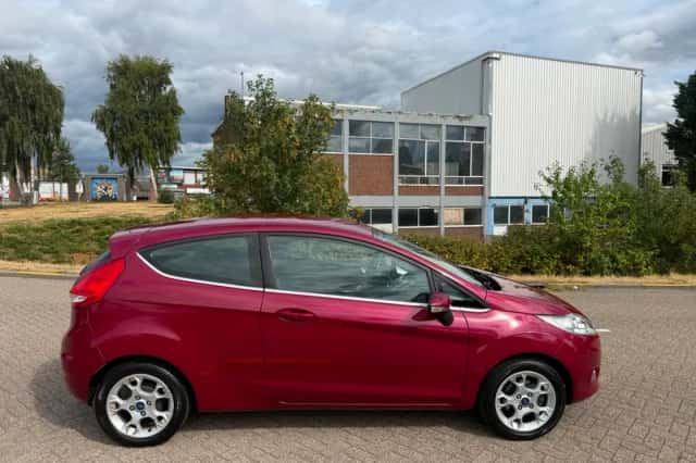Ford Fiesta (2011) thumbnail 6