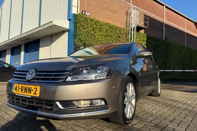 Volkswagen Passat (2011) thumbnail 3