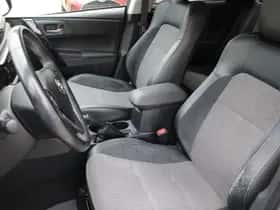 Toyota Auris (2016) thumbnail 6