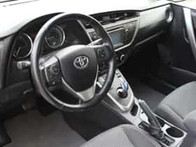 Toyota Auris (2014) thumbnail 4