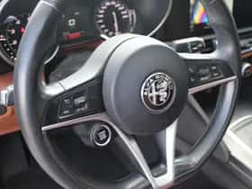 Alfa Romeo Giulia (2016) thumbnail 15