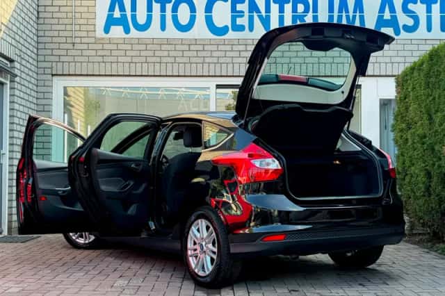 Ford Focus (2012) thumbnail 3