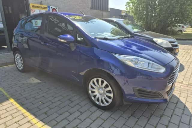 Ford Fiesta (2015) thumbnail 3