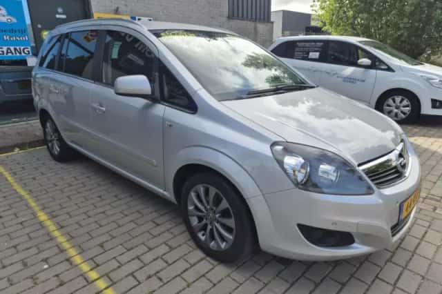 Opel Zafira (2011) thumbnail 3