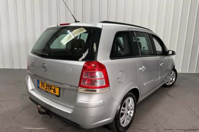 Opel Zafira (2009) thumbnail 2