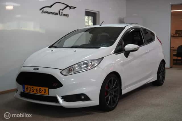 Ford Fiesta (2015) thumbnail 4