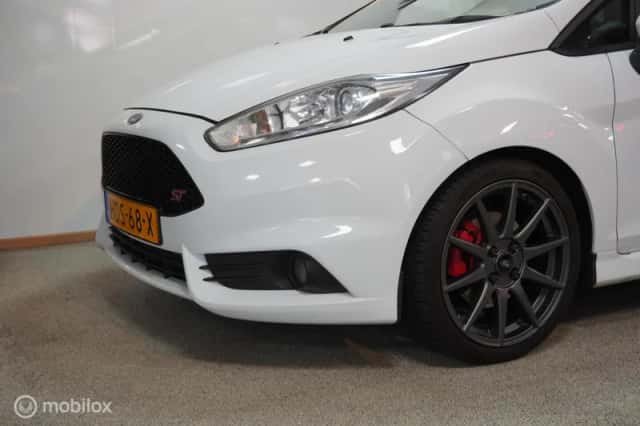 Ford Fiesta (2015) thumbnail 5