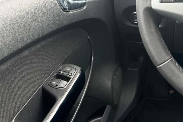 Opel Corsa (2011) thumbnail 16