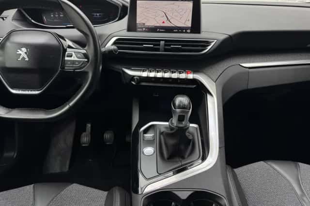 Peugeot 3008 (2017) thumbnail 12