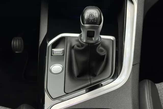 Peugeot 3008 (2017) thumbnail 16