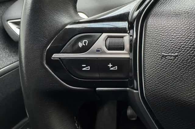 Peugeot 3008 (2017) thumbnail 17