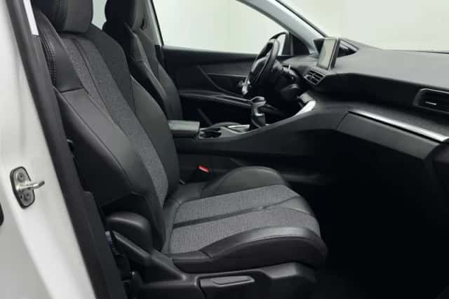 Peugeot 3008 (2017) thumbnail 7
