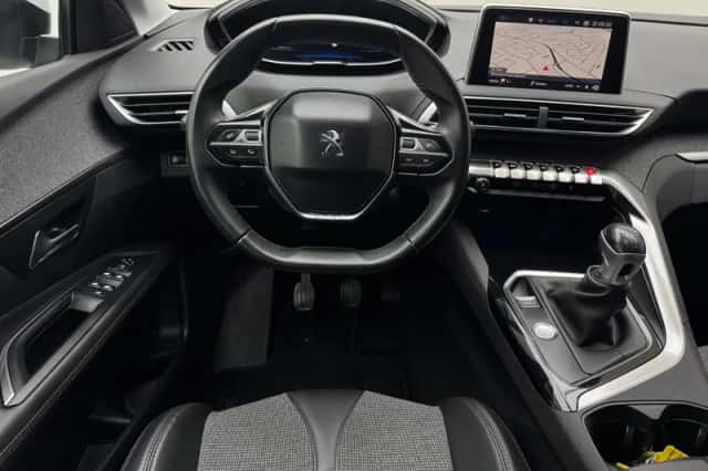 Peugeot 3008 (2017) thumbnail 10