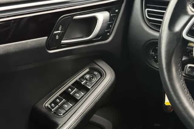 Porsche Macan (2020) thumbnail 18