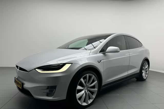 Tesla Model X (2017) thumbnail 1