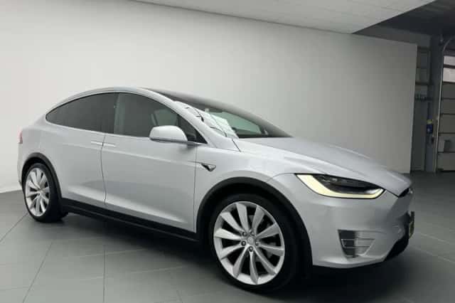Tesla Model X (2017) thumbnail 2