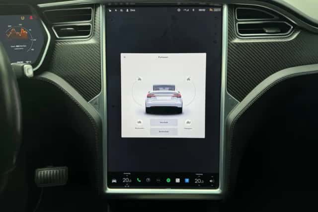 Tesla Model X (2017) thumbnail 11