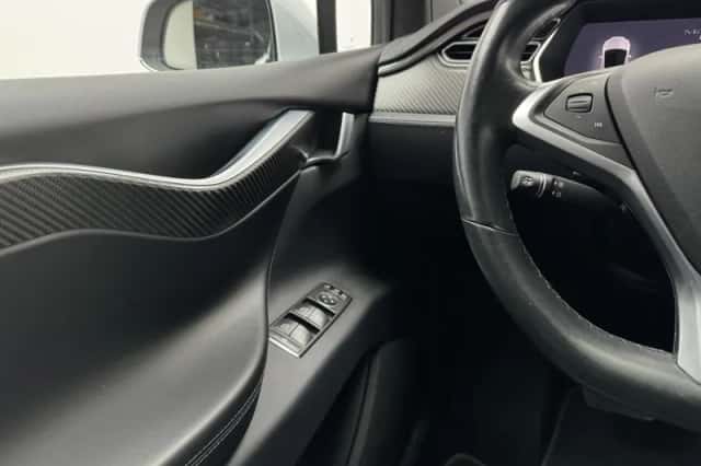 Tesla Model X (2017) thumbnail 12