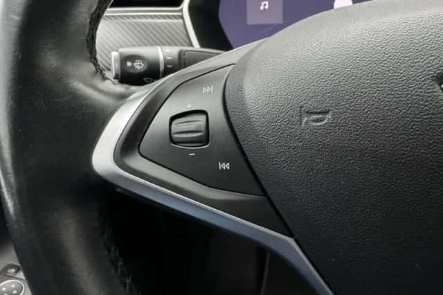 Tesla Model X (2017) thumbnail 14