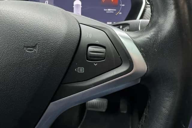 Tesla Model X (2017) thumbnail 15