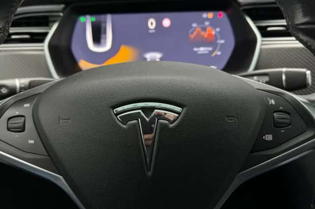 Tesla Model X (2017) thumbnail 17