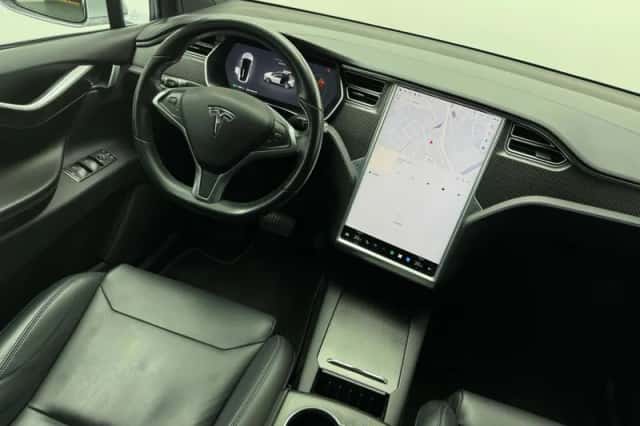 Tesla Model X (2017) thumbnail 18