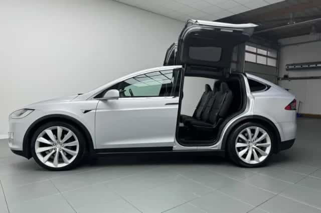 Tesla Model X (2017) thumbnail 19