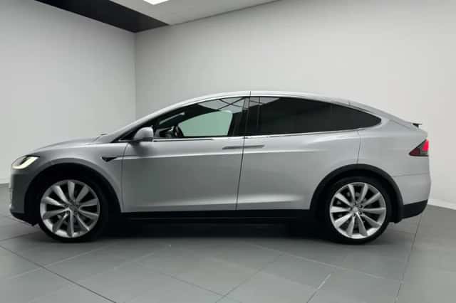 Tesla Model X (2017) thumbnail 3