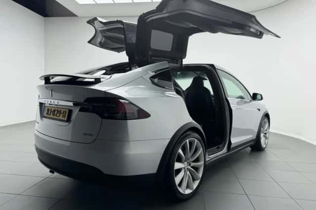 Tesla Model X (2017) thumbnail 21