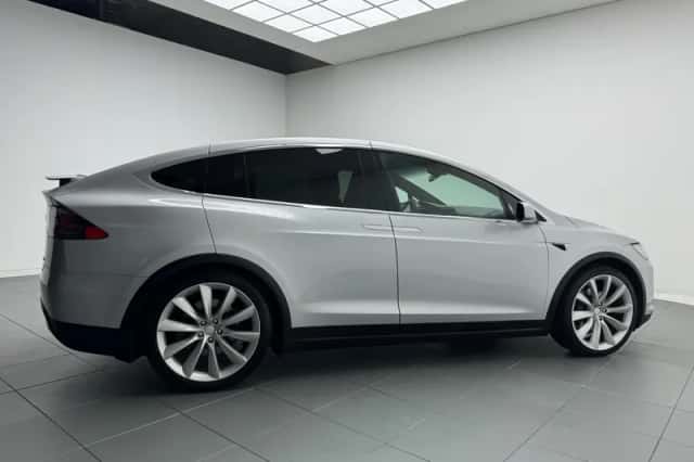 Tesla Model X (2017) thumbnail 4