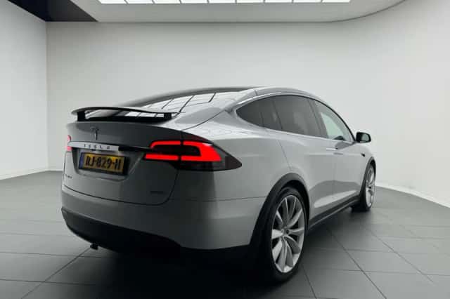 Tesla Model X (2017) thumbnail 6