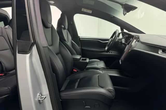 Tesla Model X (2017) thumbnail 7
