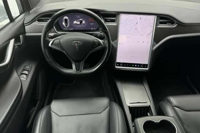 Tesla Model X (2017) thumbnail 10