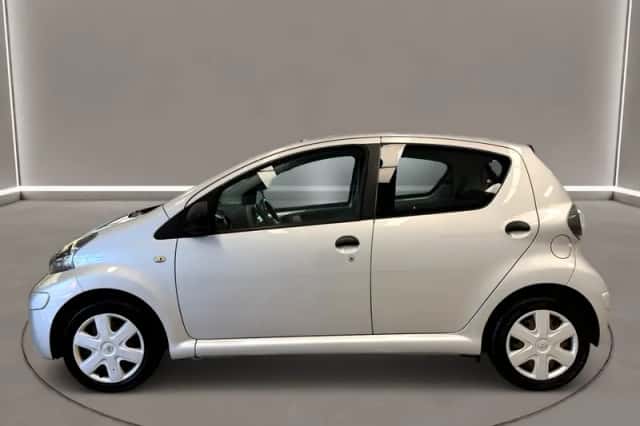 Toyota Aygo (2010) thumbnail 3