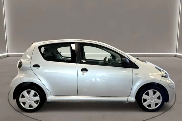 Toyota Aygo (2010) thumbnail 4