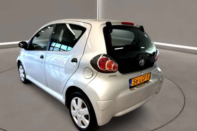 Toyota Aygo (2010) thumbnail 5
