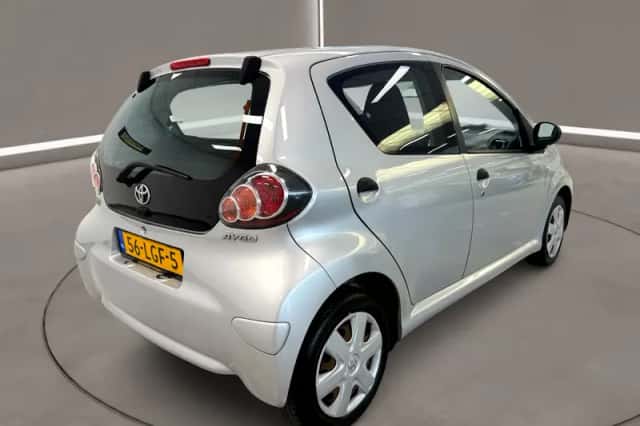 Toyota Aygo (2010) thumbnail 6