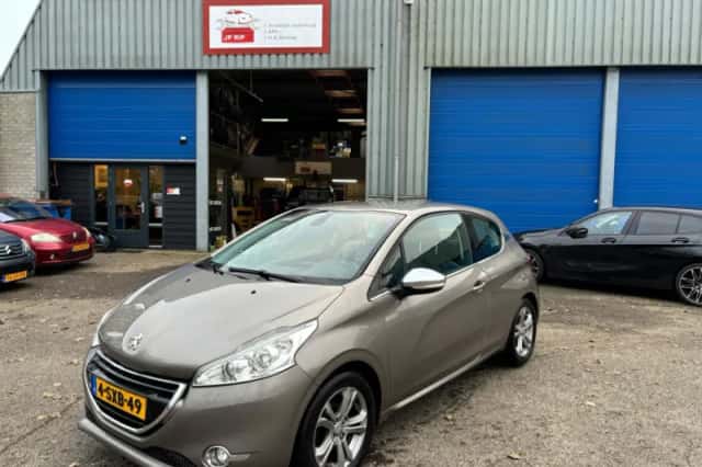 Peugeot 208 (2013) thumbnail 2