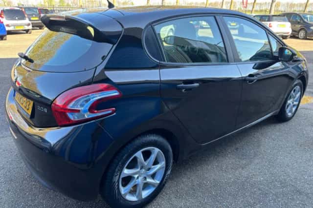 Peugeot 208 (2014) thumbnail 5