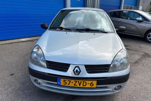 Renault Clio (2004) thumbnail 3