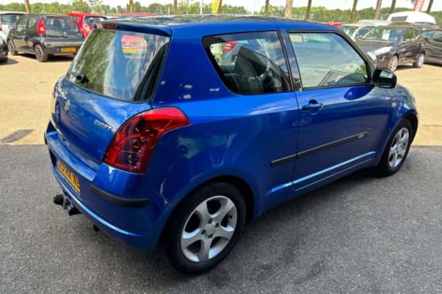 Suzuki Swift (2005) thumbnail 4