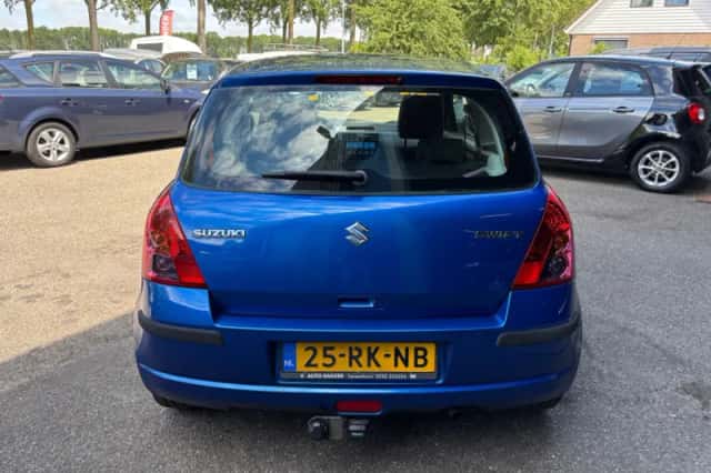 Suzuki Swift (2005) thumbnail 5
