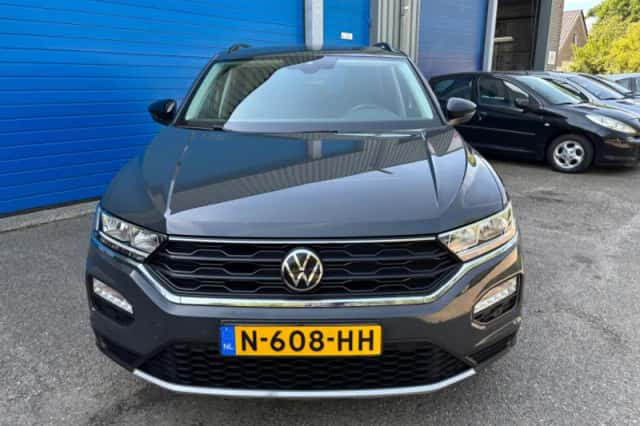 Volkswagen T-Roc (2021) thumbnail 3