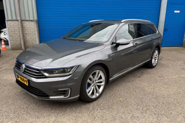 Volkswagen Passat (2015) thumbnail 2