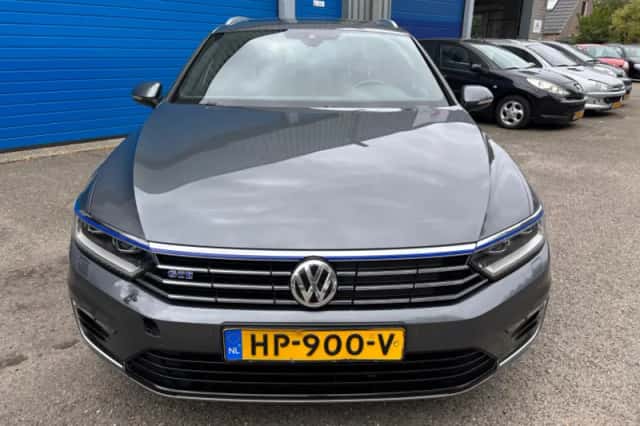 Volkswagen Passat (2015) thumbnail 3
