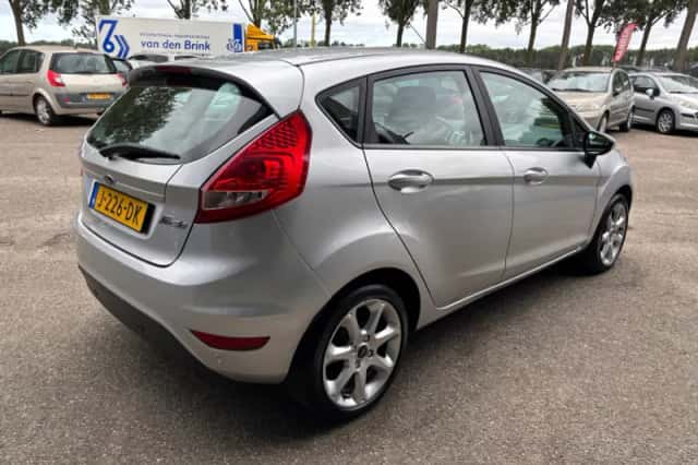 Ford Fiesta (2011) thumbnail 4