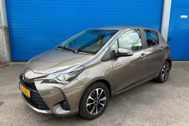 Toyota Yaris (2017) thumbnail 2
