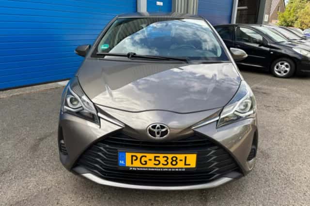 Toyota Yaris (2017) thumbnail 3